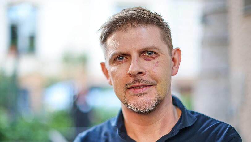 Matthias Ecke (SPD), Europaabgeordneter, steht nach einer Wahlkampfveranstaltung der sächsischen Sozialministerin in Leipzig. In seinem ersten öffentlichen Auftritt gut eine Woche nach dem Angriff beim Aufhängen von Wahlplakaten in Dresden hat sich der Politiker kämpferisch gezeigt. Angriffe wie der auf Ecke "erschrecken mich sehr", sagt Ilse Aigner der AZ. Matthias Ecke (SPD), Europaabgeordneter, steht nach einer Wahlkampfveranstaltung der sächsischen Sozialministerin in Leipzig. In seinem ersten öffentlichen Auftritt gut eine Woche nach dem Angriff beim Aufhängen von Wahlplakaten in Dresden hat sich der Politiker kämpferisch gezeigt. Angriffe wie der auf Ecke "erschrecken mich sehr", sagt Ilse Aigner der AZ.