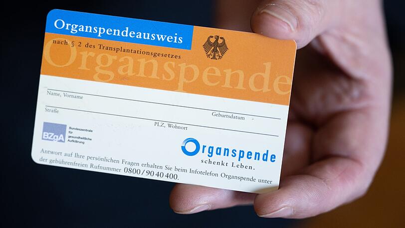 Im Ringen um mehr lebensrettende Organspenden kommt ein neuer Anlauf für Änderungen der Spenderegeln in Gang.