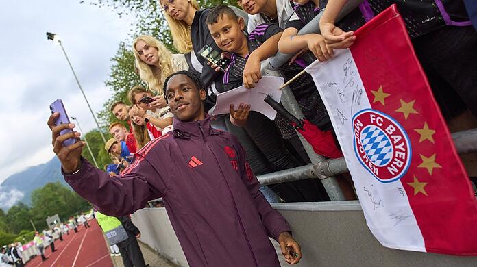 Beliebt bei den Bayern-Fans: Mathys Tel in Rottach-Egern.