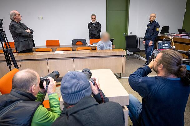 Der Mann ließ über seinen Anwalt alle Vorwürfe bestreiten. Der Mann ließ über seinen Anwalt alle Vorwürfe bestreiten.