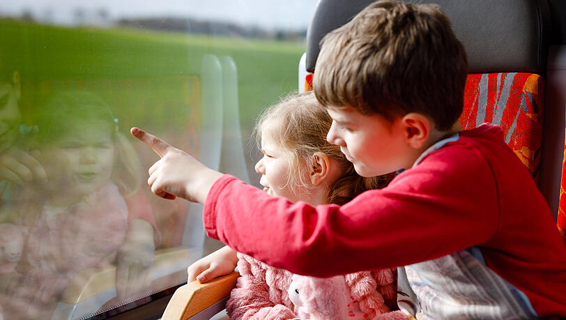 Entspannt im Familienabteil: Mit der Bahn in den Urlaub. Entspannt im Familienabteil: Mit der Bahn in den Urlaub.