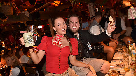 Am ersten Wiesn-Tag in Feierlaune: Joelina Drews und Freund Adrian Louis am Samstag bei K&auml;fer