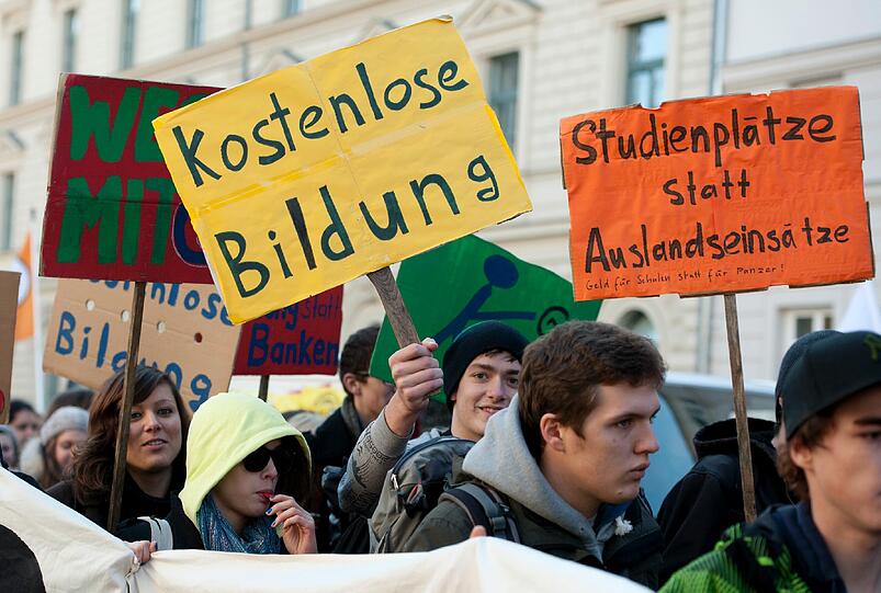 Eine Demonstration gegen Studiengebühren. Die Freien Wähler wollen sie in Bayer per Volksbegehren wieder abschaffen. (Archivbild)