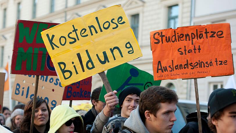 Eine Demonstration gegen Studiengebühren. Die Freien Wähler wollen sie in Bayer per Volksbegehren wieder abschaffen. (Archivbild) Eine Demonstration gegen Studiengebühren. Die Freien Wähler wollen sie in Bayer per Volksbegehren wieder abschaffen. (Archivbild)