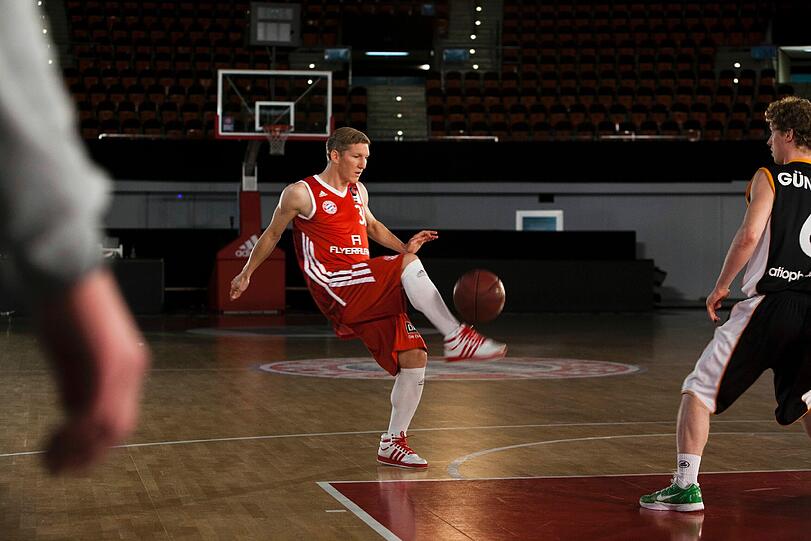 Bastian Schweinsteiger, Javi Martinez und die Stars der Beko BBL beim neuen Werbespot für Kabel 1. Der Sender überträgt in dieser Spielzeit zusätzlich zu SPORT1 ausgewählte Partien der besten Basketball-Liga Deutschlands. Sehen Sie hier die Bilder aus dem Audi-Dome.