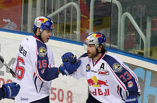 Da ist die Welt noch in Ordnung: Martin Buchwieser (l.) gratuliert Blake Sloan nach dessen Tor zum 1:0. Endstand: 3:2.