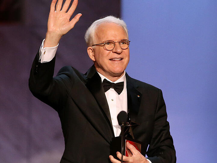 Comedian Steve Martin winkt glücklich während der Preisverleihung