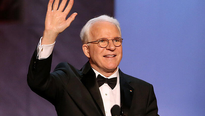 Comedian Steve Martin winkt glücklich während der Preisverleihung Comedian Steve Martin winkt glücklich während der Preisverleihung