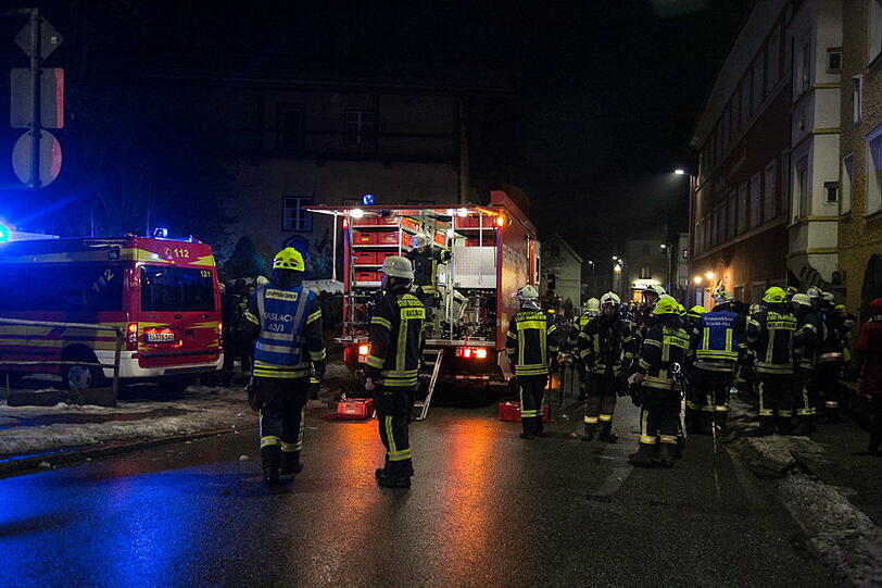 Die schnell eintreffende Feuerwehr hatte das Feuer zum Glück schnell unter Kontrolle, so dass ein Ausbreiten auf das restliche Gebäude verhindert werden konnte.