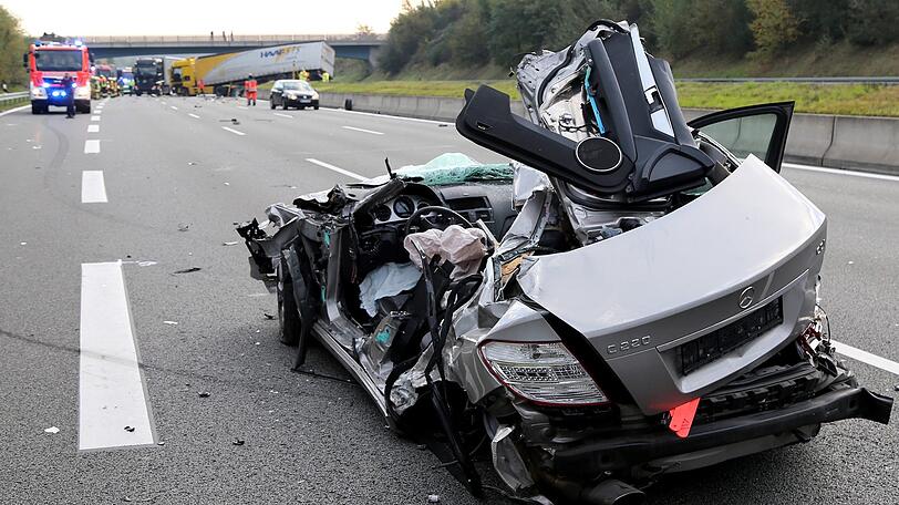 Auf der Autobahn 3 bei Aschaffenburg ist ein Autofahrer bei einem Frontalzusammenstoß mit einem Sattelschlepper ums Leben gekommen. Die Bilder von der Unfallstelle.
