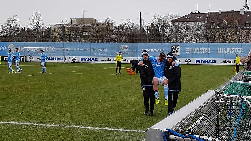 Verletzt sich im Test: Nico Karger vom TSV 1860 wird vom Platz getragen.