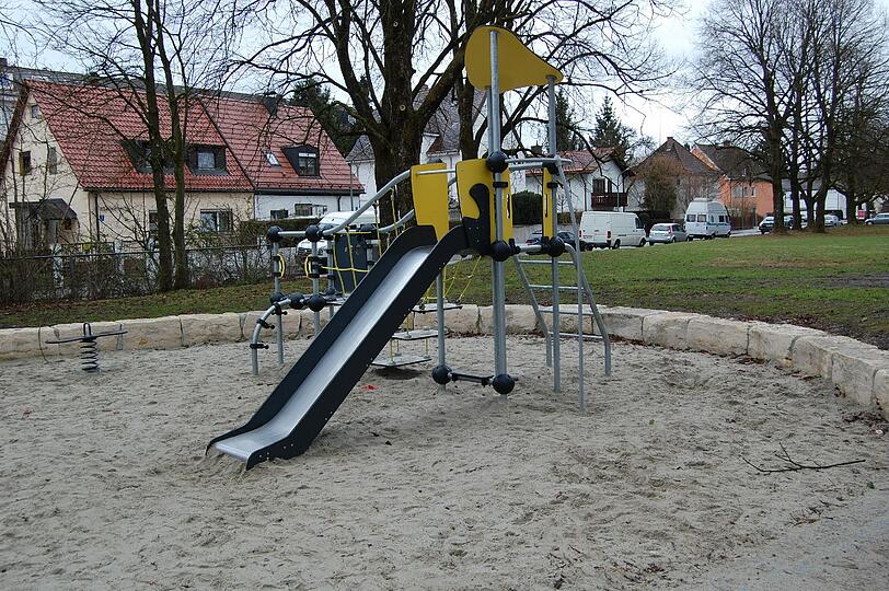 So schaut aktuell die neue Rutsche auf dem spielplatz aus.