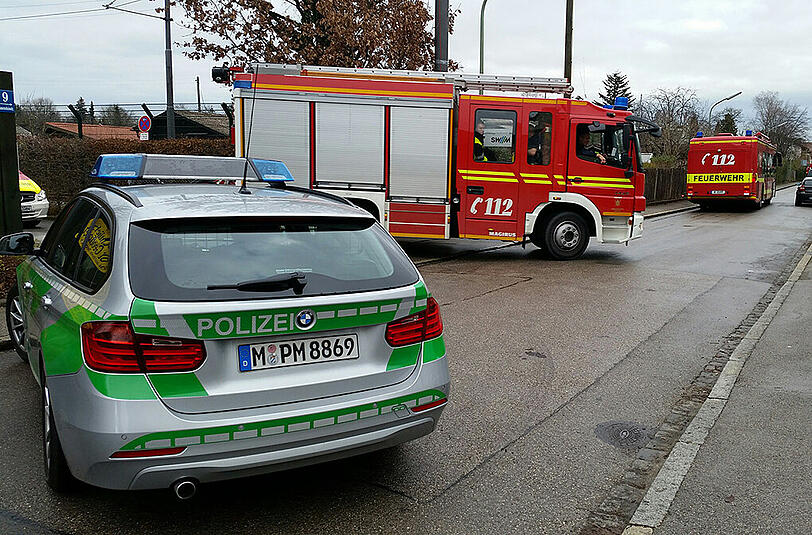 Polizei und Feuerwehr sperren den Bereich weiträumig ab. Rund 2.000 Menschen wurden in Sicherheit gebracht.