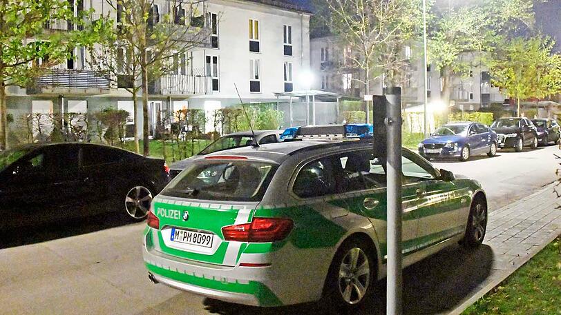 Die Polizei am Dienstagabend in der Nähe des Tatorts.