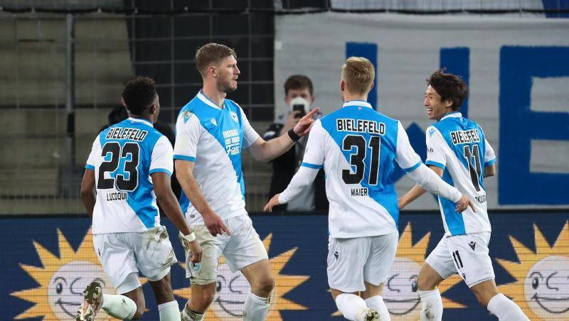 Fabian Klos (2.v.l) brachte Bielefeld gegen Schalke auf die Siegerstraße.