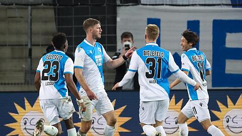 Fabian Klos (2.v.l) brachte Bielefeld gegen Schalke auf die Siegerstraße.