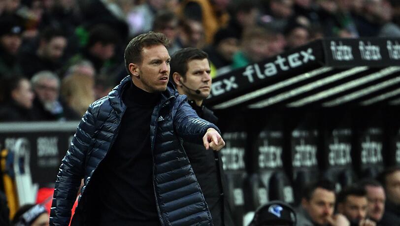 Bayerns Trainer Julian Nagelsmann gibt Anweisungen an der Seitenlinie.