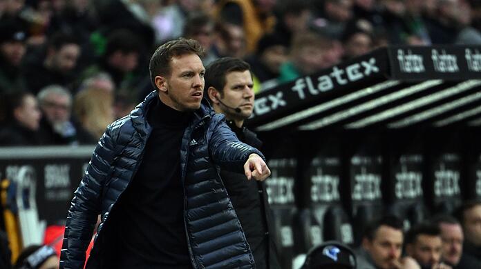 Bayerns Trainer Julian Nagelsmann gibt Anweisungen an der Seitenlinie.