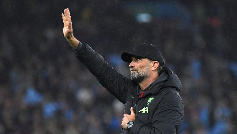Liverpools Trainer Jürgen Klopp verabschiedet sich von den Fans.