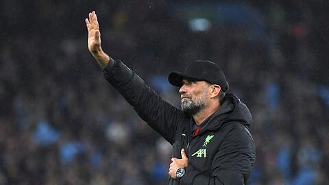 Liverpools Trainer Jürgen Klopp verabschiedet sich von den Fans.