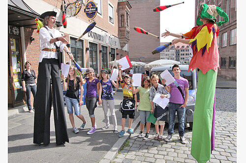 Hereinspaziert! Die langbeinigen Gaukler führen den Kindern zur Zeugnis-Party ihre Kunststücke vor.