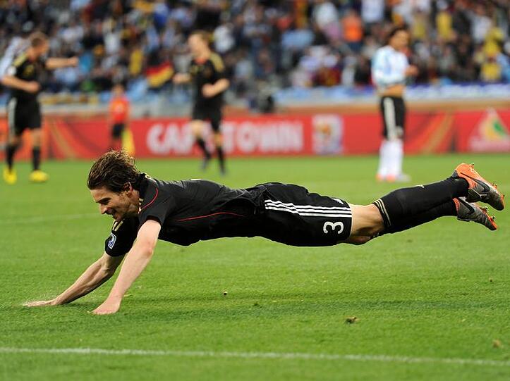 Arne Friedrich feiert sein ersten Tor im der Nationalmannschaft.