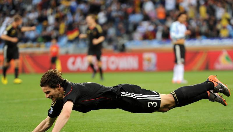Arne Friedrich feiert sein ersten Tor im der Nationalmannschaft. Arne Friedrich feiert sein ersten Tor im der Nationalmannschaft.