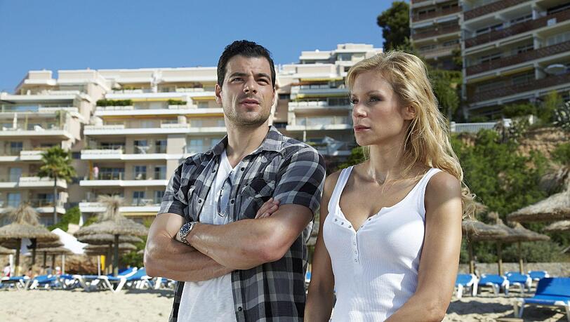 Alte Liebe rostet nicht? Steffi (Nina Gnädig) und Tom (Tobias Licht) nähern sich einander wieder an. Alte Liebe rostet nicht? Steffi (Nina Gnädig) und Tom (Tobias Licht) nähern sich einander wieder an.