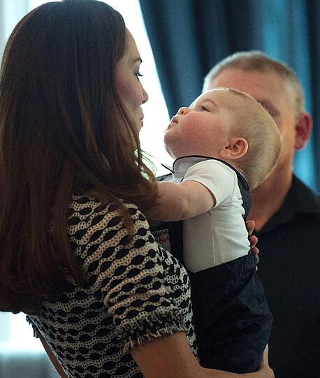 Royal Baby in der Krabbelgruppe. Der kleine Prinz schien sichtlich Spaß zu haben. Die süßen Fotos von der Krabbel-Party.