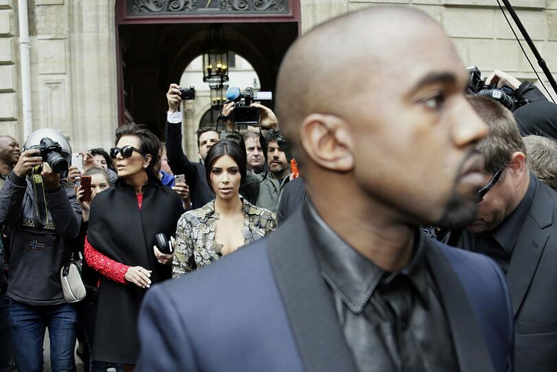 Station 1 im Hochzeitswochenden von Kim Kardashian und Kanye West: In Versaille bei Paris zeigt sich die rassige Brünette in einem Kleid ohne BH.
