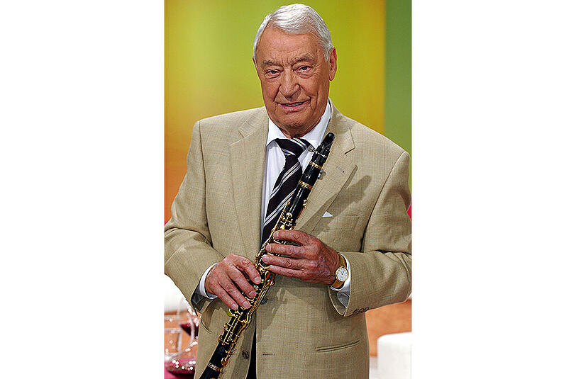Bild aus dem Leben von Hugo Strasser: Der Musiker Hugo Strasser mit Klarinette, aufgenommen am 26.10.2004 in der MDR-Magazinsendung "Hier ab vier".