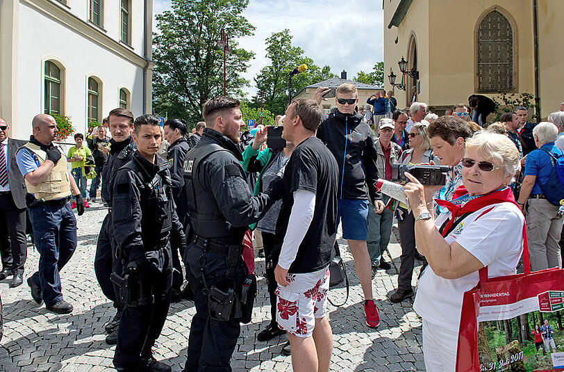 Menschen protestieren am 26.06.2016 gegen den Besuch von Bundespräsident Joachim Gauck beim 116. Deutschen Wandertag auf dem Marktplatz in Sebnitz (Sachsen).