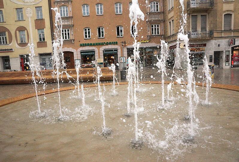Randalierer hatten den im Juni vor einem Jahr von der Stadt eingeweihten Brunnen...