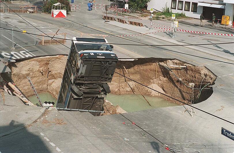 Trudering, 20. September 1994: Was für ein Anblick. Der MVG-Linienbus ist rückwärts in den Krater gerutscht.