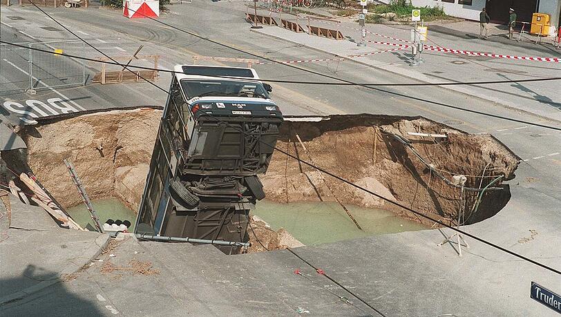 Trudering, 20. September 1994: Was für ein Anblick. Der MVG-Linienbus ist rückwärts in den Krater gerutscht. Trudering, 20. September 1994: Was für ein Anblick. Der MVG-Linienbus ist rückwärts in den Krater gerutscht.