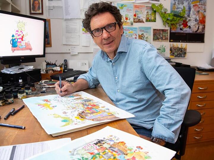 Der geistige Vater der Olchis, der Kinderbuchautor und Illustrator Erhard Dietl, am Schreibtisch.