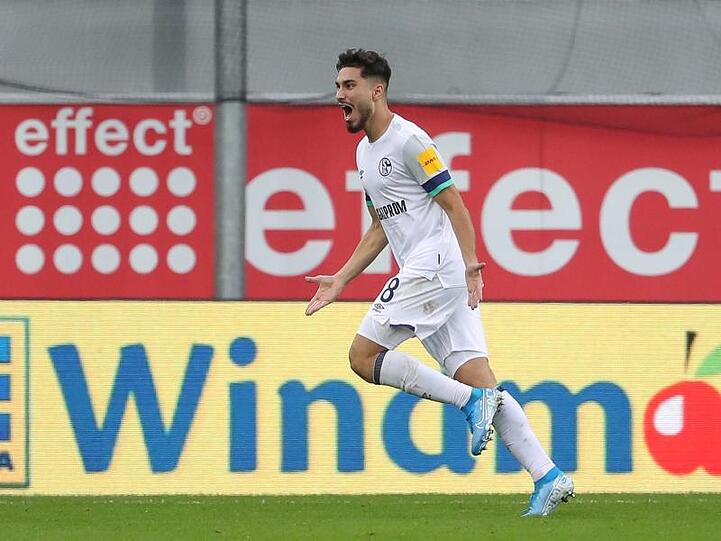 Der Schalker Torschütze Suat Serdar bejubelt seinen Treffer.