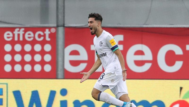 Der Schalker Torschütze Suat Serdar bejubelt seinen Treffer. Der Schalker Torschütze Suat Serdar bejubelt seinen Treffer.