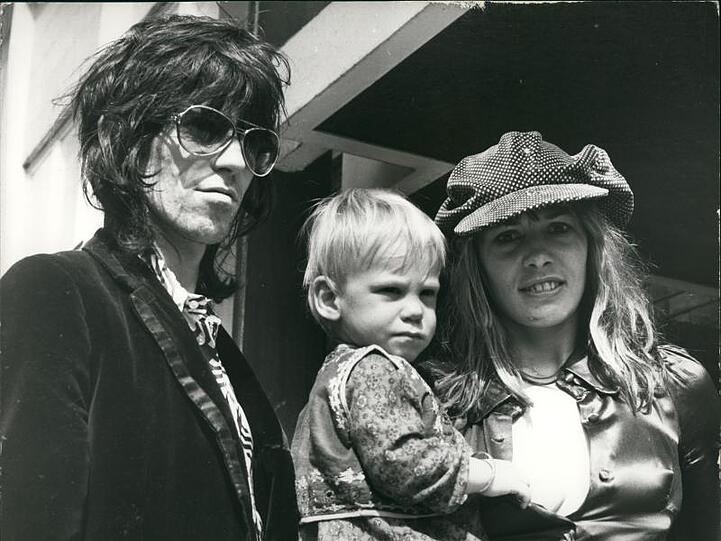 Anita Pallenberg und Keith Richards mit Söhnchen Marlon.