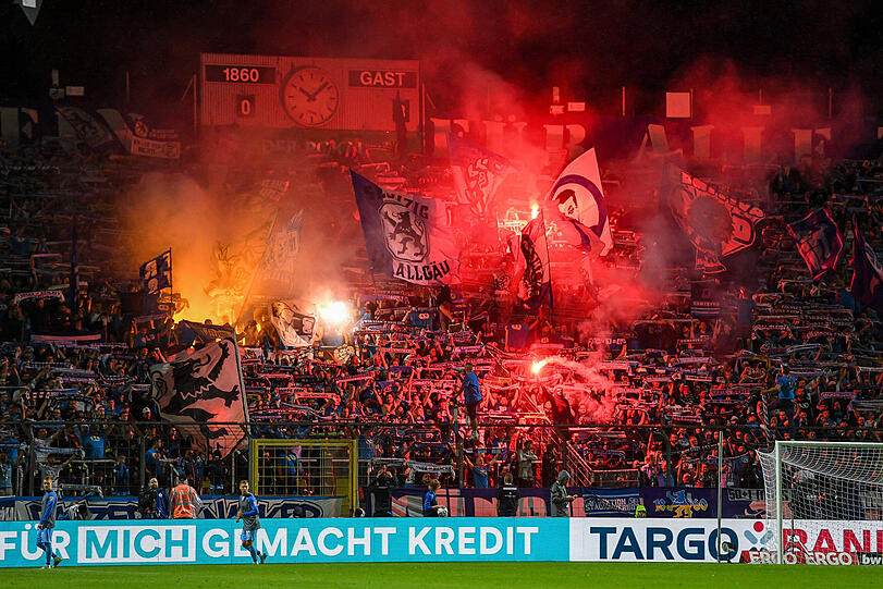 Pyrotechnik in der Westkurve.