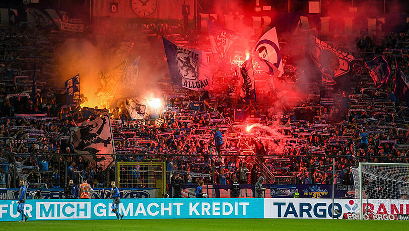 Pyrotechnik in der Westkurve. Pyrotechnik in der Westkurve.
