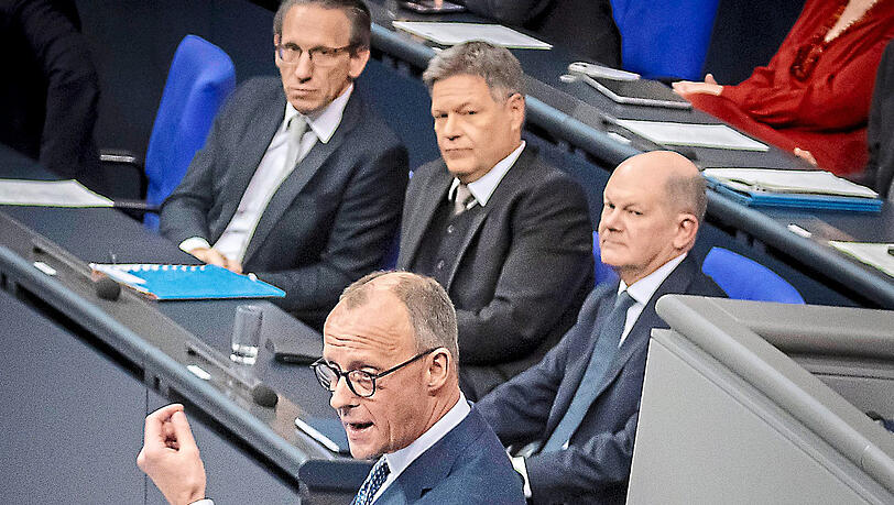 Bundeskanzler Olaf Scholz hört mit Robert Habeck (h. M.) eine Rede des CDU-Chefs Friedrich Merz an.