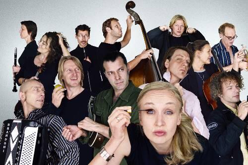 Fertig machen für die Konzertbühne: Die 17 Hippies um Kiki Sauer (vorne) sind mit ihrem weltumspannenden Sound auf Erfolgskurs.