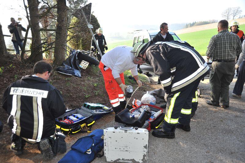 In einer Kurve hat der Zweiradfahrer aus ungeklärten Gründen die Kontrolle über sein Fahrzeug verloren und war gegen einen Baum und anschließend gegen ein Verkehrsschild geprallt. Der Fahrer erlitt schwere Verletzungen am Oberschenkel und musste mit dem Hubschrauber ins Krankenhaus abtransportiert werden.