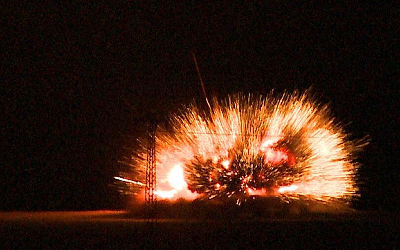 Ein Feuerball entsteht in Becherbach nach einer kontrollierten Sprengung von explosivem Material, das zu einer illegalen Sprengstoff- und Waffensammlung gehoerte (Foto vom 22.01.11).