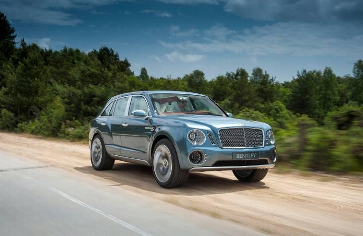 Warum fährt der Prinz, wo er doch Umweltschützer ist, einen Bentley und besitzt einen Aston Martin? 
Der Prinz sucht sich nicht aus, im Bentley zu fahren. Bei manchen Gelegenheiten ist das Auto, das der Polizei gehört, aus Sicherheitsgründen erforderlich. Normalerweise werden der Prinz und die Herzogin in einem Jaguar XJ Diesel chauffiert.
