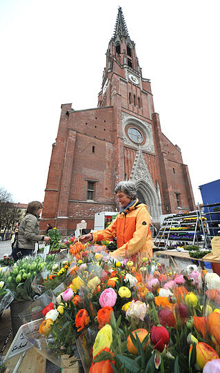 Überragt wird der Marktplatz in der Au von der neugotischen
Mariahilfkirche. 172 Jahre ist sie alt. Die Blumen sind frisch.