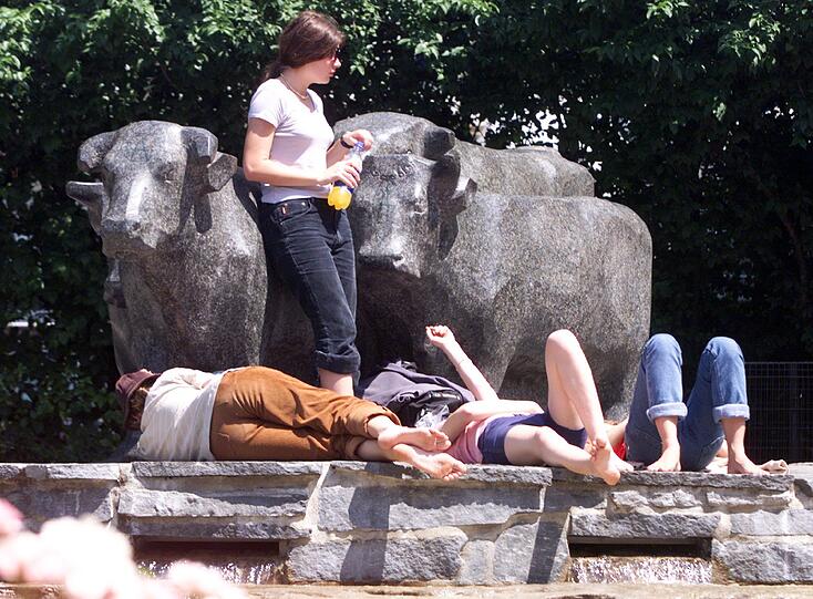 Zahlreiche Plätze in der Münchner Innenstadt werden von Passanten für ein kleines Sonnenbad genutzt.