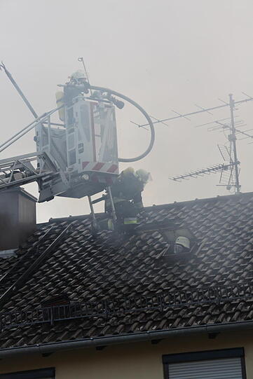 Rauchschwaden in Eiselfing: Ein Wohnhaus steht in Flammen.