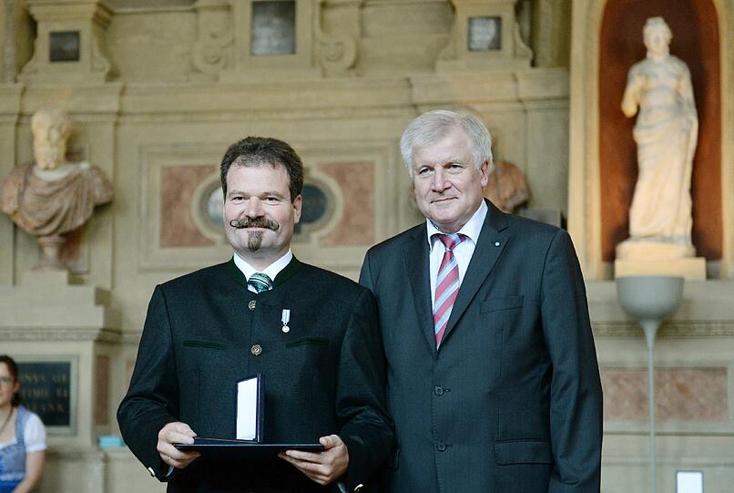 Markus Bauer aus Iffeldorf im Landkreis Weilheim-Schongau vom bayerischen Ministerpräsidenten Horst Seehofer mit der Bayerischen Rettungsmedaille ausgezeichnet. Er hatte einen Mann aus einem brennenden Pkw gerettet.